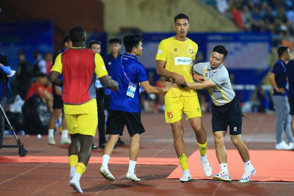 Gustavo nhan the do trong tran sieu cup Nam dinh vs Thanh Hoa